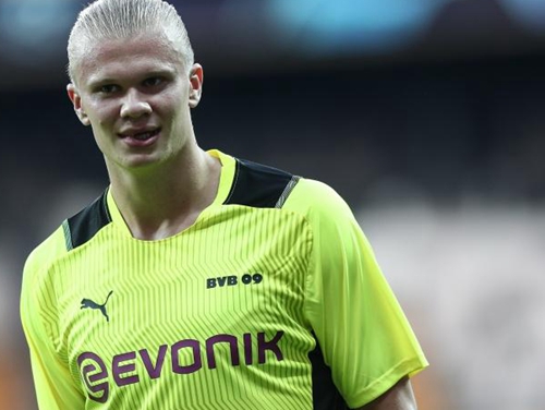 中国足协新规影响中超亚冠竞争，女足面临资金压力，外援政策收紧，挑战加剧。