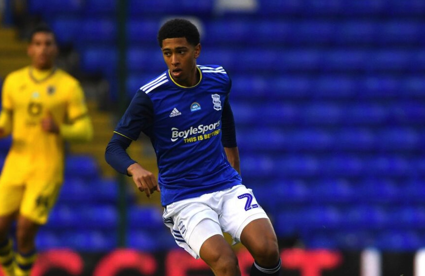 老将关键铲断救险，成全场转折点