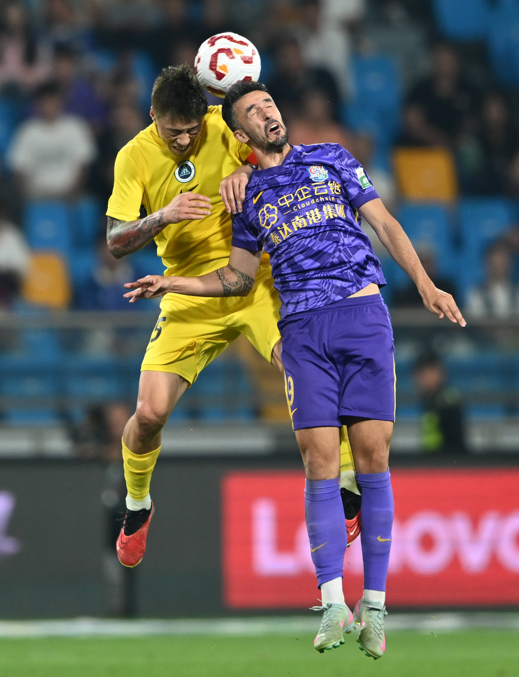 意乙巴里队客场0-5惨败，在返程航班上球迷与球员发生冲突