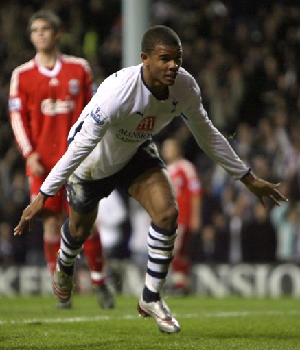 利物浦暂时摆脱困境，但斯洛特执教仍存疑，维尔茨与基耶萨表现关键，战术调整引发争议。